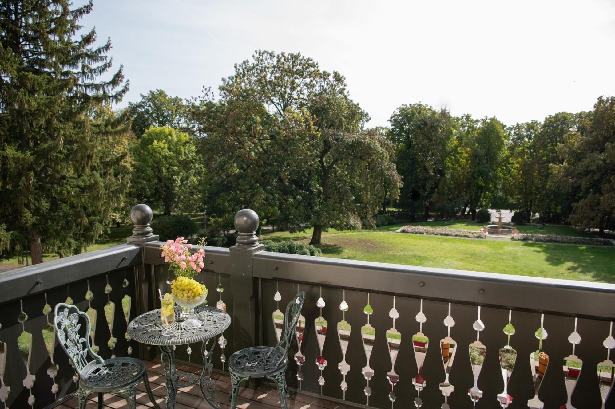 Castle Hotel Grof Degenfeld Superior Тарцаль Экстерьер фото