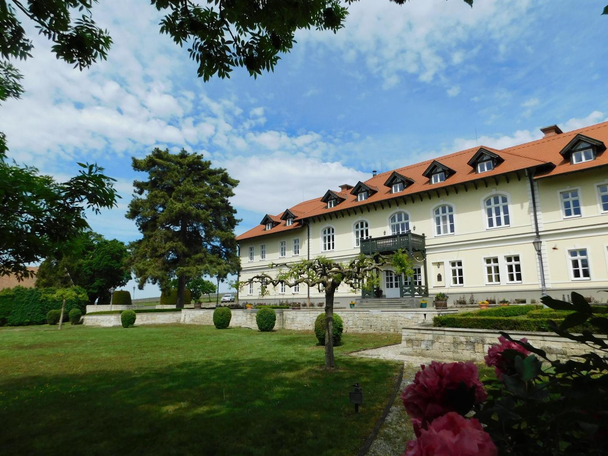 Castle Hotel Grof Degenfeld Superior Тарцаль Экстерьер фото
