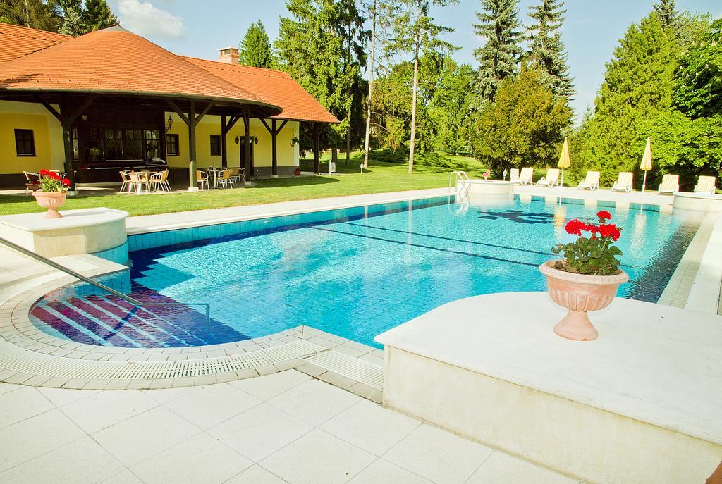 Castle Hotel Grof Degenfeld Superior Тарцаль Экстерьер фото